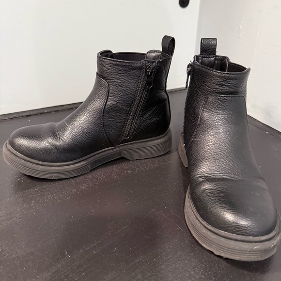 Girls Cat&Jack Black Zip Lug Sole Chelsea Ankle Boots size 1 - Picture 5 of 8